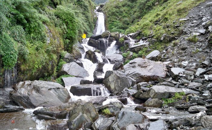 Bhagsunag falls view from the near cafe.