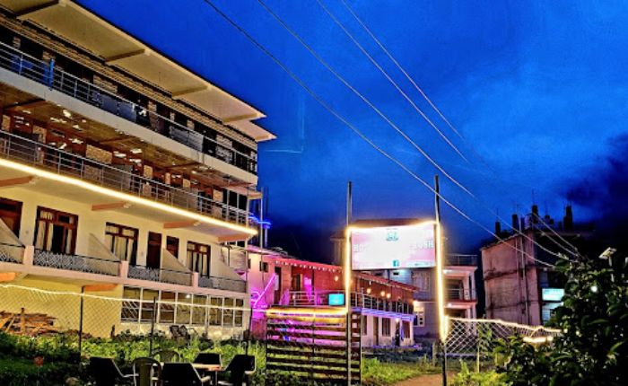 Night View of Hotel Hill Top Tosh